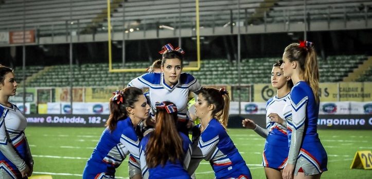 Giants Cheerleader stunt